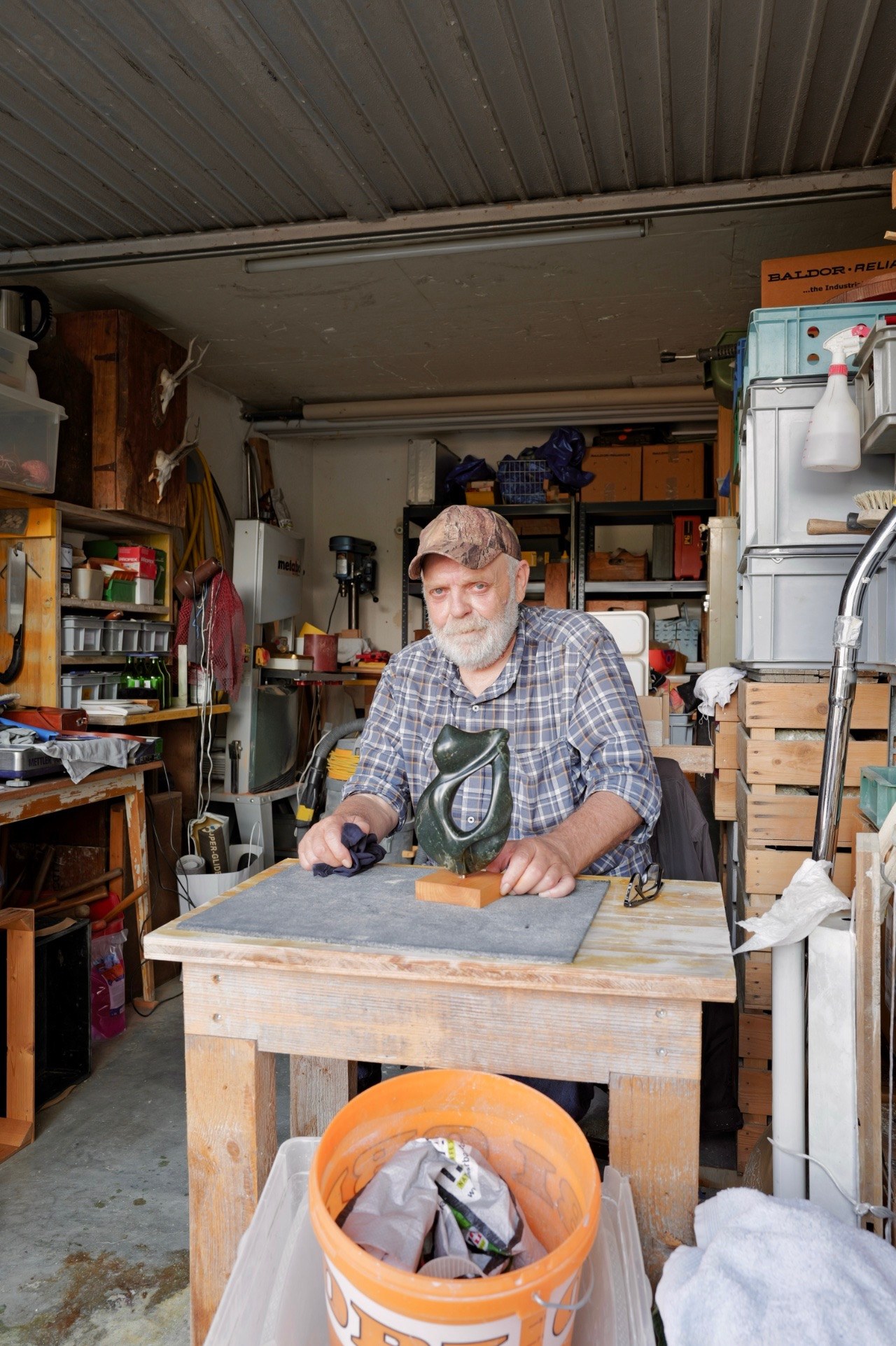 Peter Gertiser in seiner Werkstatt